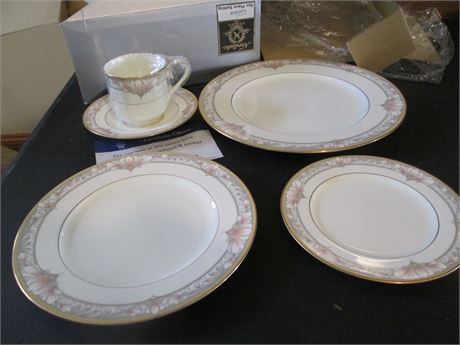 Complete 8 Place Setttings 1970's Dead Stock Noritake 9737 Barrymore Fine China