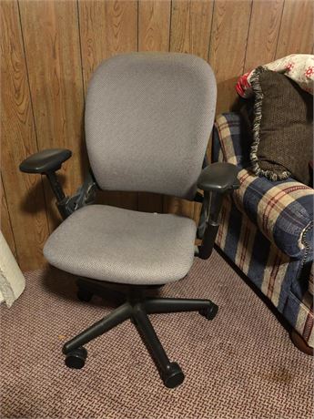 Great Finds Online Auctions - OFFICE CHAIR