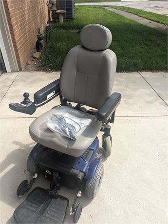 Pride Quantum 1103 Ultra Electric Wheelchair- Needs new battery