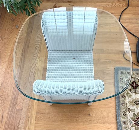 Classic White Wicker Patio/Sunroom Side Table with Glass Top