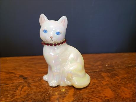 Fenton Iridescent White Cat