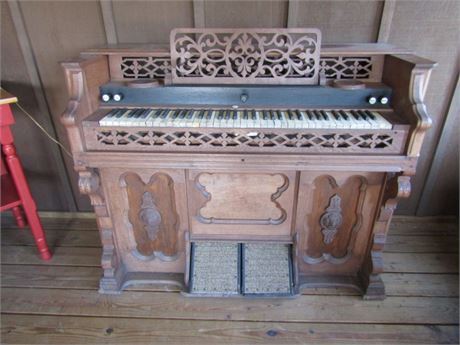 Antique Cleveland Organ Company Pump Organ