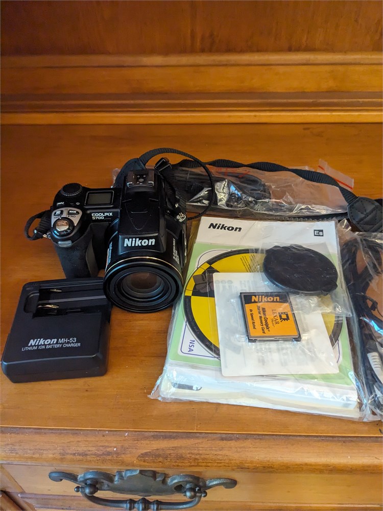 Great Finds Online Auctions - Nikon Cool Pix 5700 Digital Camera