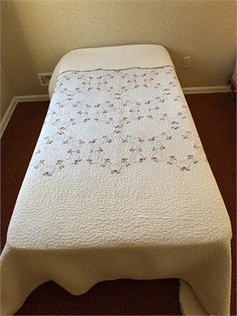 Vintage Twin Size Quilt 1 of 2