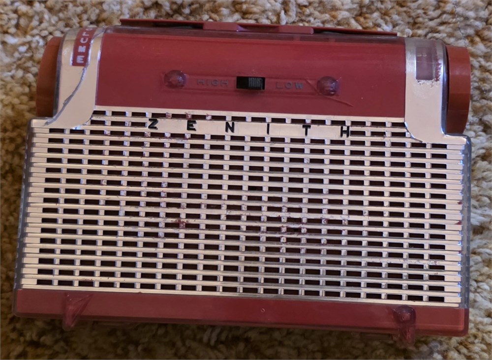 Great Finds Online Auctions - Vintage Portible Tube Radio