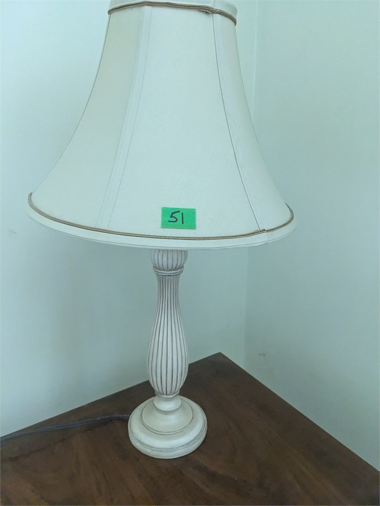 Great Finds Online Auctions White Lamp